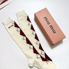 配包装 🌟【一盒一 双】 🌟缪缪 miumiu 经典字母logo纯棉袜 小腿堆堆袜,ins超火爆红人同款,精美 面料, 配包装 🌟【一盒一 双】 🌟缪缪 miumiu 经典字母logo纯棉袜 小腿堆堆袜,ins超火爆红人同款,精美 面料,