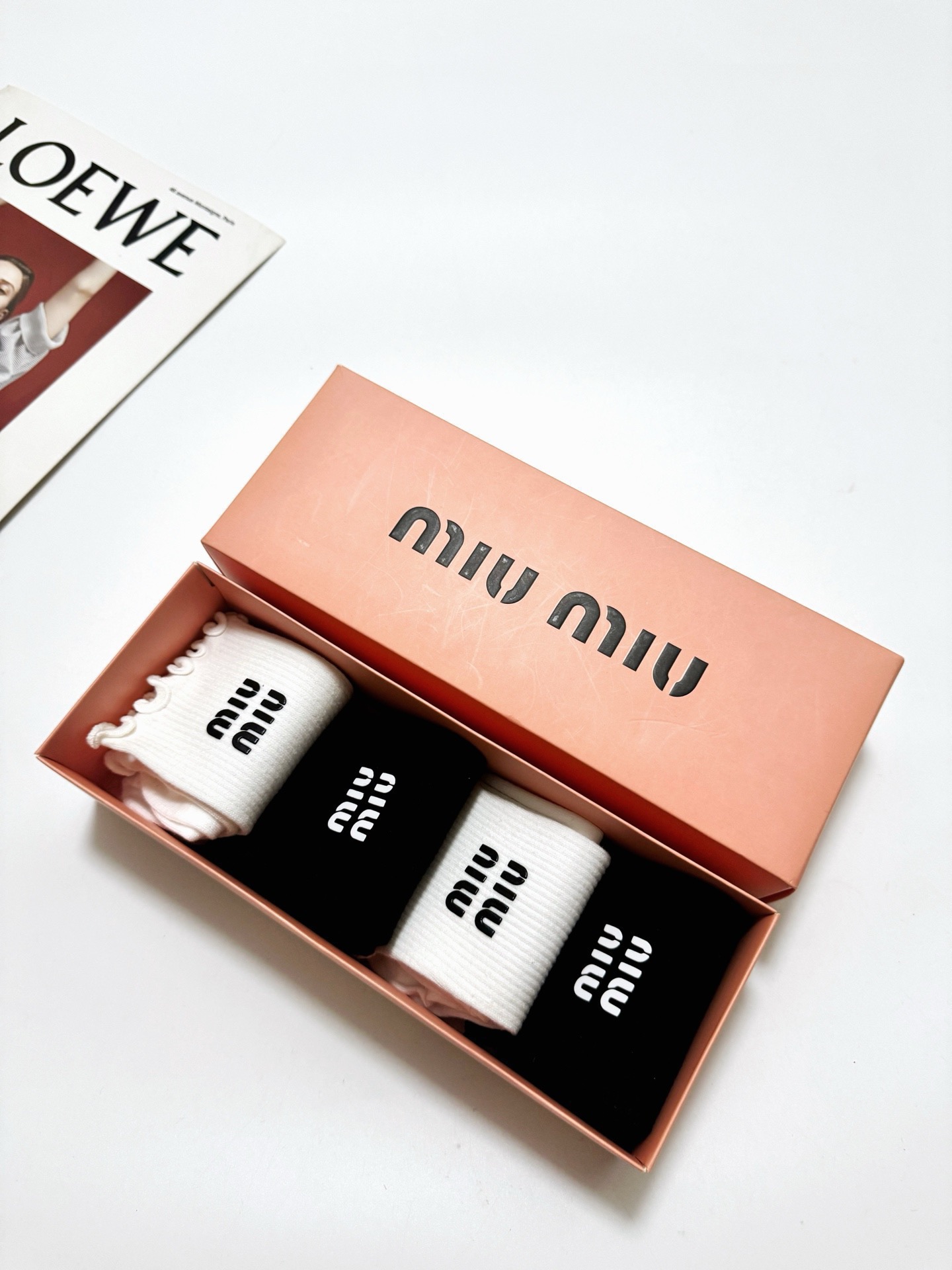 配包装 🌟【一盒4双】 🌟miumiu 缪缪 经典字母logo 纯棉中筒袜 经典纯色 🌟ins爆款！专柜在售ing 🌟原