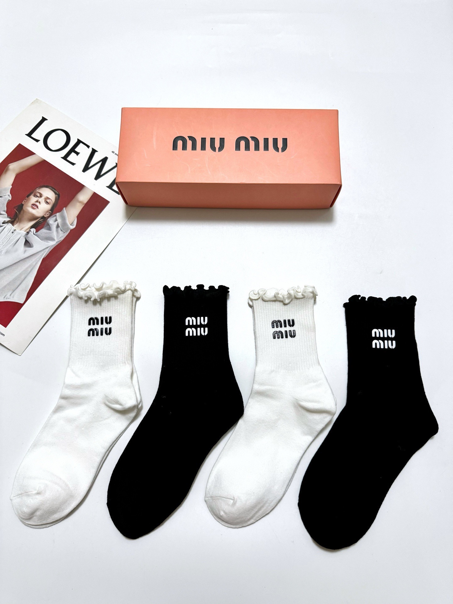 配包装 🌟【一盒4双】 🌟miumiu 缪缪 经典字母logo 纯棉中筒袜 经典纯色 🌟ins爆款！专柜在售ing 🌟原
