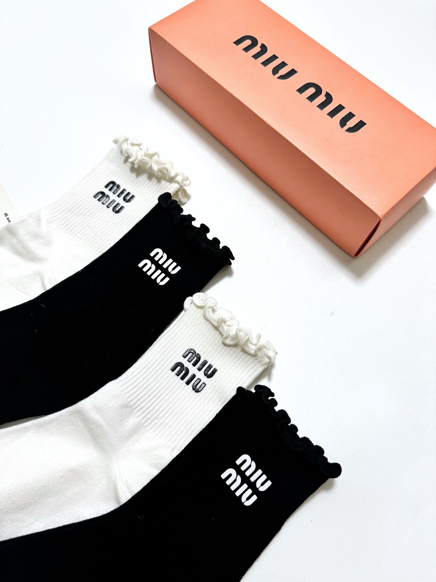 配包装 🌟【一盒4双】 🌟miumiu 缪缪 经典字母logo 纯棉中筒袜 经典纯色 🌟ins爆款！专柜在售ing 🌟原