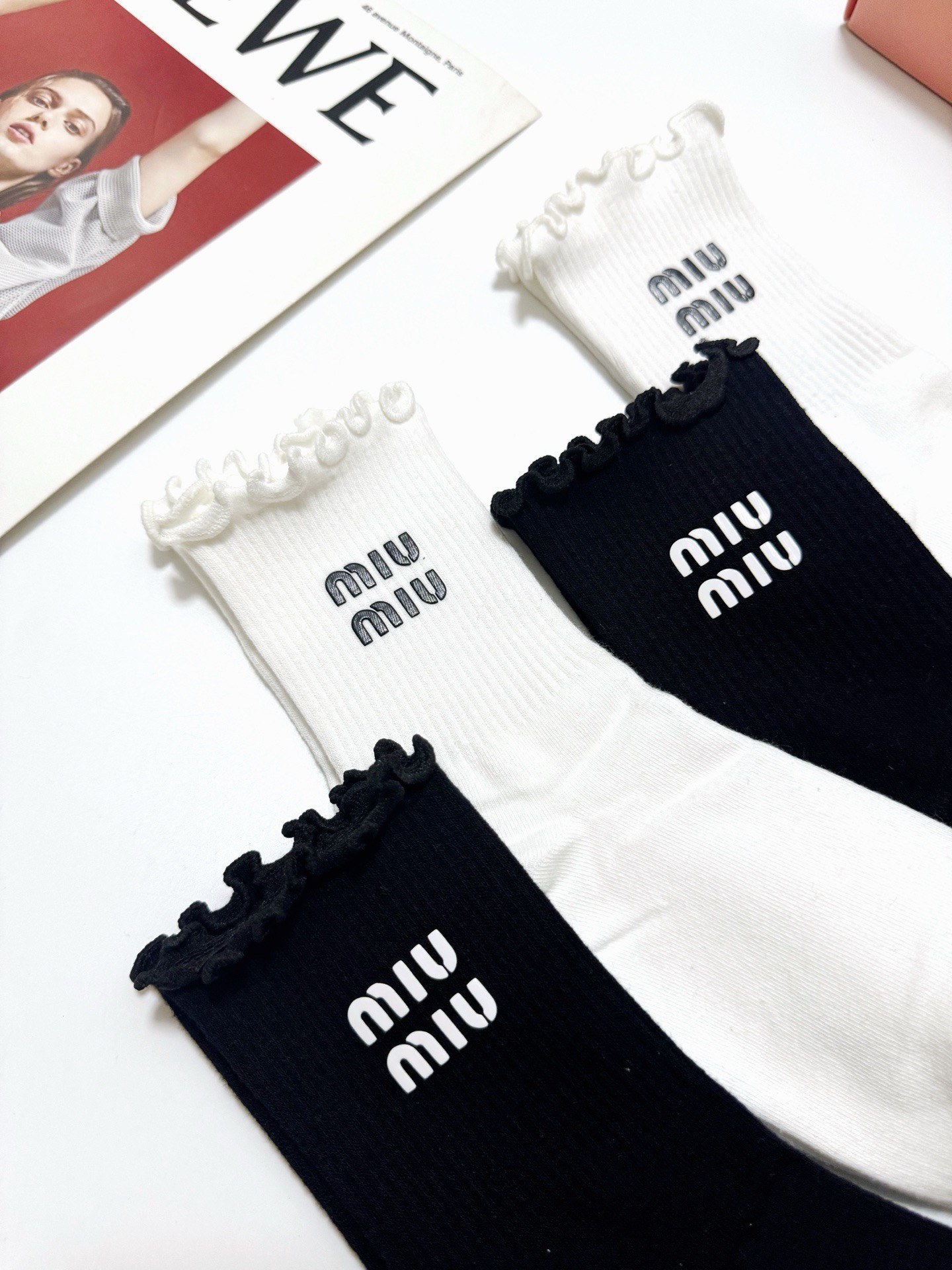 配包装 🌟【一盒4双】 🌟miumiu 缪缪 经典字母logo 纯棉中筒袜 经典纯色 🌟ins爆款！专柜在售ing 🌟原