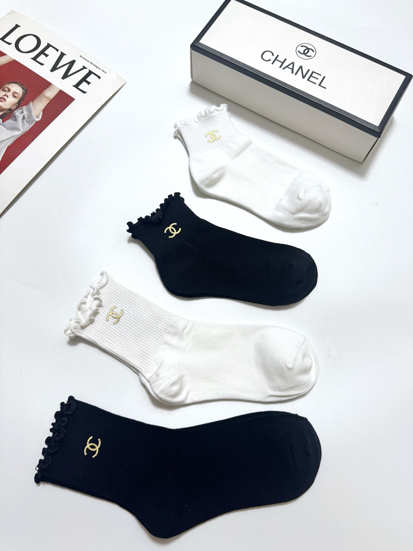 配包装 🌟【一盒4双】 🌟Chanel 香奈儿 经典字母logo 木耳边纯棉中筒袜 短筒袜经典纯色 🌟ins爆款!专柜在 配包装 🌟【一盒4双】 🌟Chanel 香奈儿 经典字母logo 木耳边纯棉中筒袜 短筒袜经典纯色 🌟ins爆款!专柜在