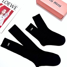 配包装 🌟【一盒2双】 🌟缪缪 miumiu 经典字母logo 纯棉高筒袜/中筒袜 ,ins超火爆小腿袜,纯棉面料 配包装 🌟【一盒2双】 🌟缪缪 miumiu 经典字母logo 纯棉高筒袜/中筒袜 ,ins超火爆小腿袜,纯棉面料