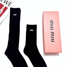 配包装 🌟【一盒2双】 🌟缪缪 miumiu 经典字母logo 纯棉高筒袜/中筒袜 ,ins超火爆小腿袜,纯棉面料 配包装 🌟【一盒2双】 🌟缪缪 miumiu 经典字母logo 纯棉高筒袜/中筒袜 ,ins超火爆小腿袜,纯棉面料