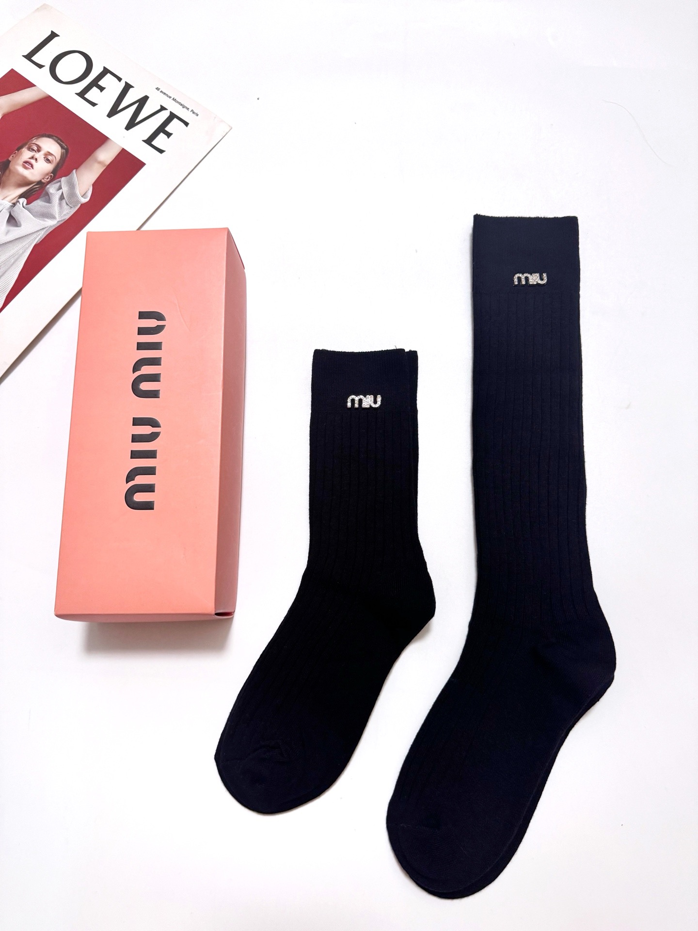 配包装 🌟【一盒2双】 🌟缪缪 miumiu 经典字母logo 纯棉高筒袜/中筒袜 ,ins超火爆小腿袜,纯棉面料 配包装 🌟【一盒2双】 🌟缪缪 miumiu 经典字母logo 纯棉高筒袜/中筒袜 ,ins超火爆小腿袜,纯棉面料