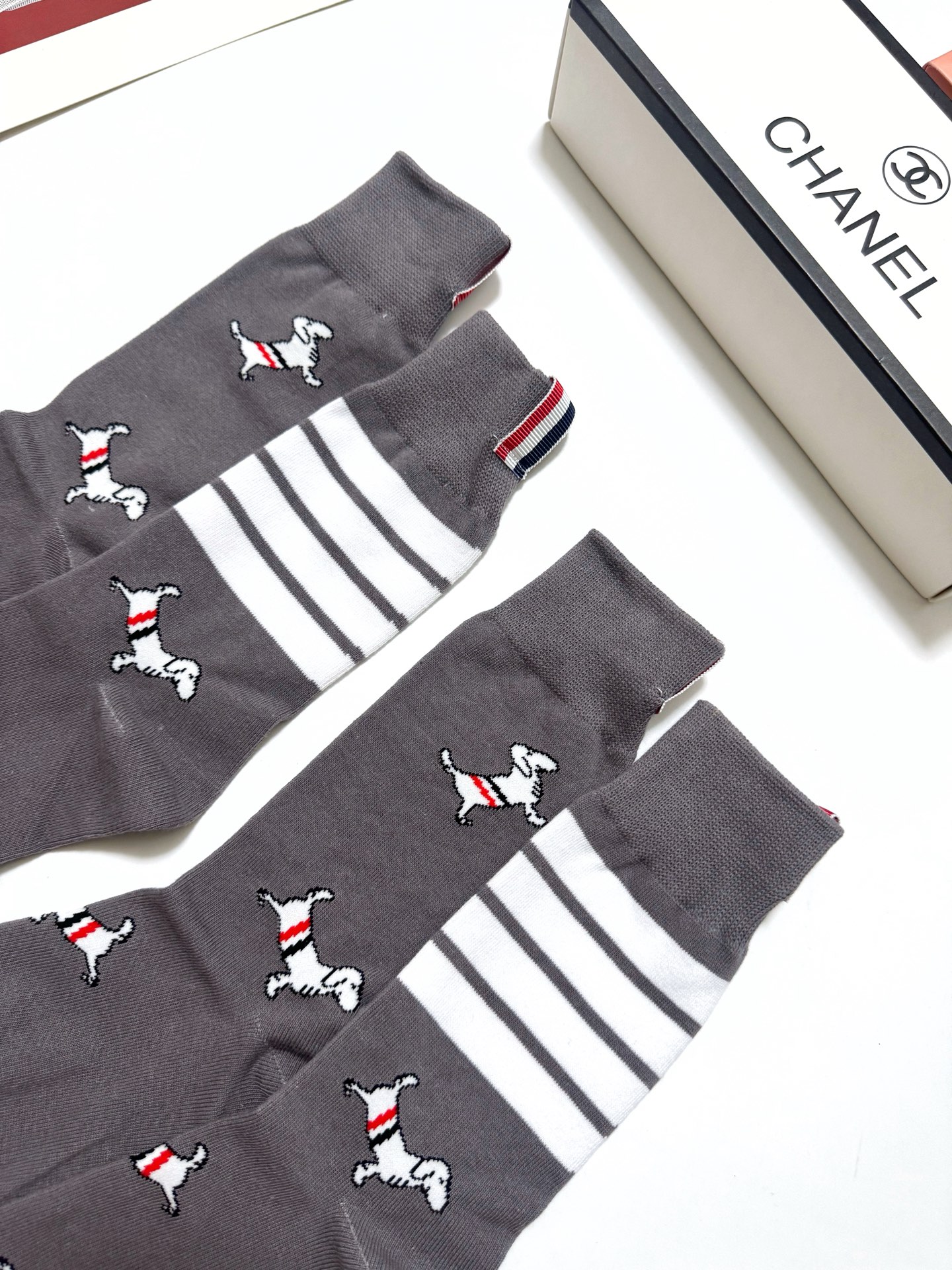 配包装 🌟【一盒2 双】  🌟Thom Browne 汤姆·布朗 经典腊肠犬logo 纯棉中筒袜 ，纯棉面料，潮人必备 