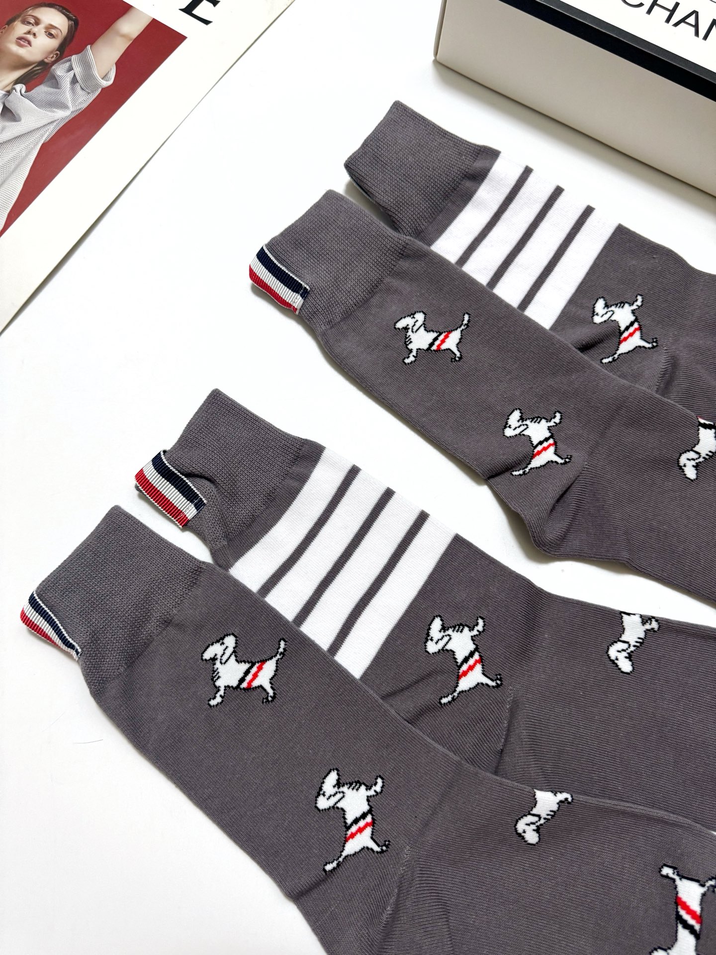 配包装 🌟【一盒2 双】  🌟Thom Browne 汤姆·布朗 经典腊肠犬logo 纯棉中筒袜 ，纯棉面料，潮人必备 