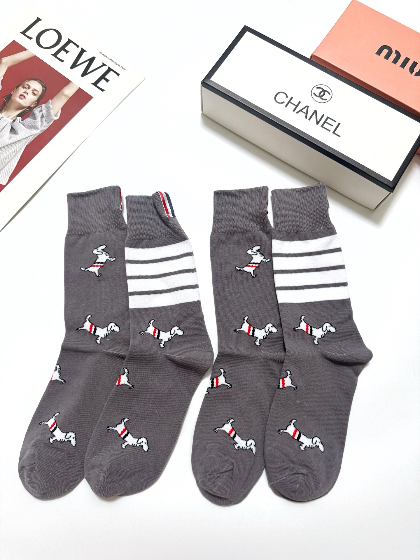 配包装 🌟【一盒2 双】  🌟Thom Browne 汤姆·布朗 经典腊肠犬logo 纯棉中筒袜 ，纯棉面料，潮人必备 