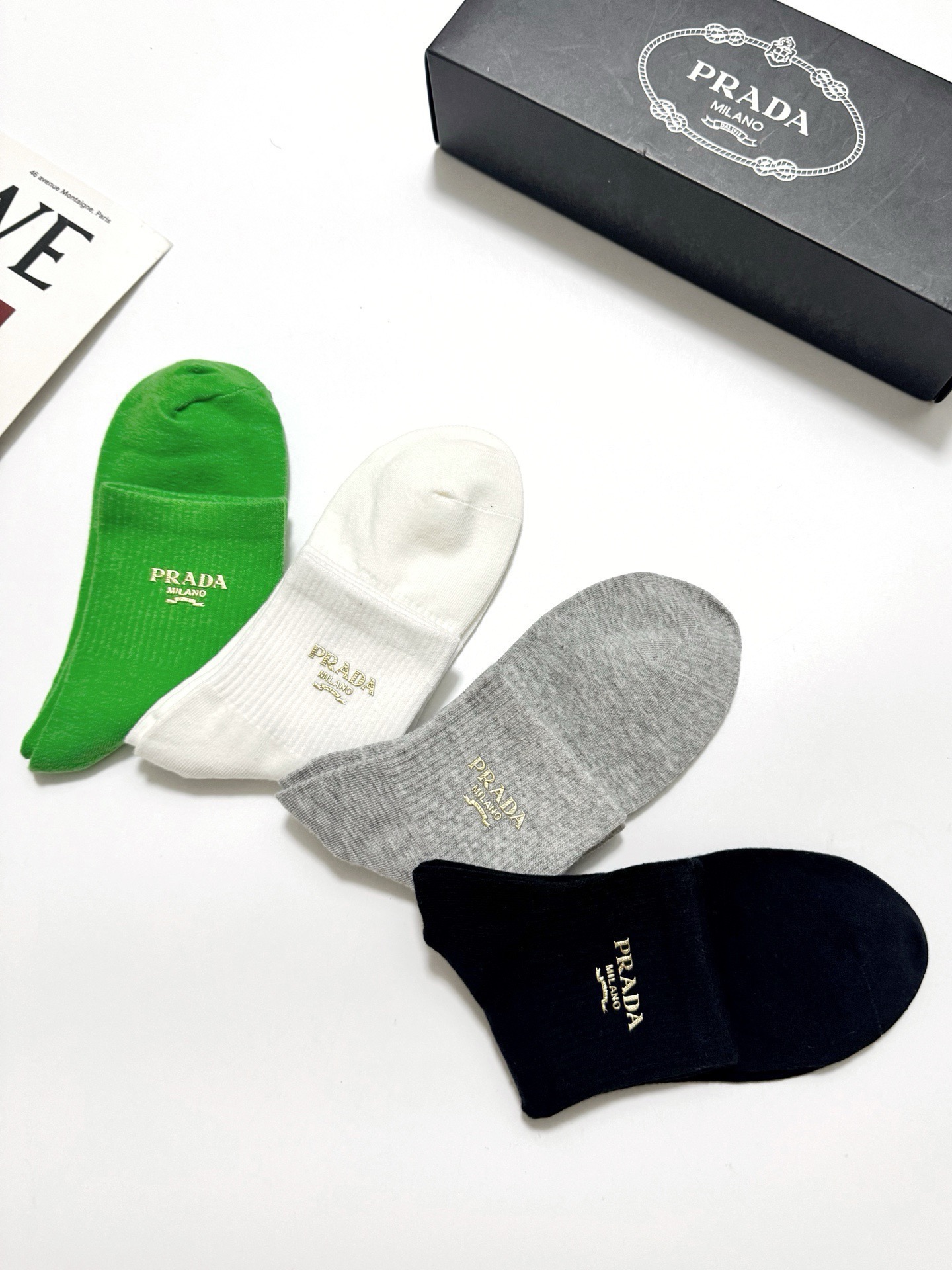 配包装 🌟【一盒4 双】 🌟Prada 普拉达 经典字母logo 透气纯棉中筒袜  ，重工配饰，ins超火爆红人同款，精
