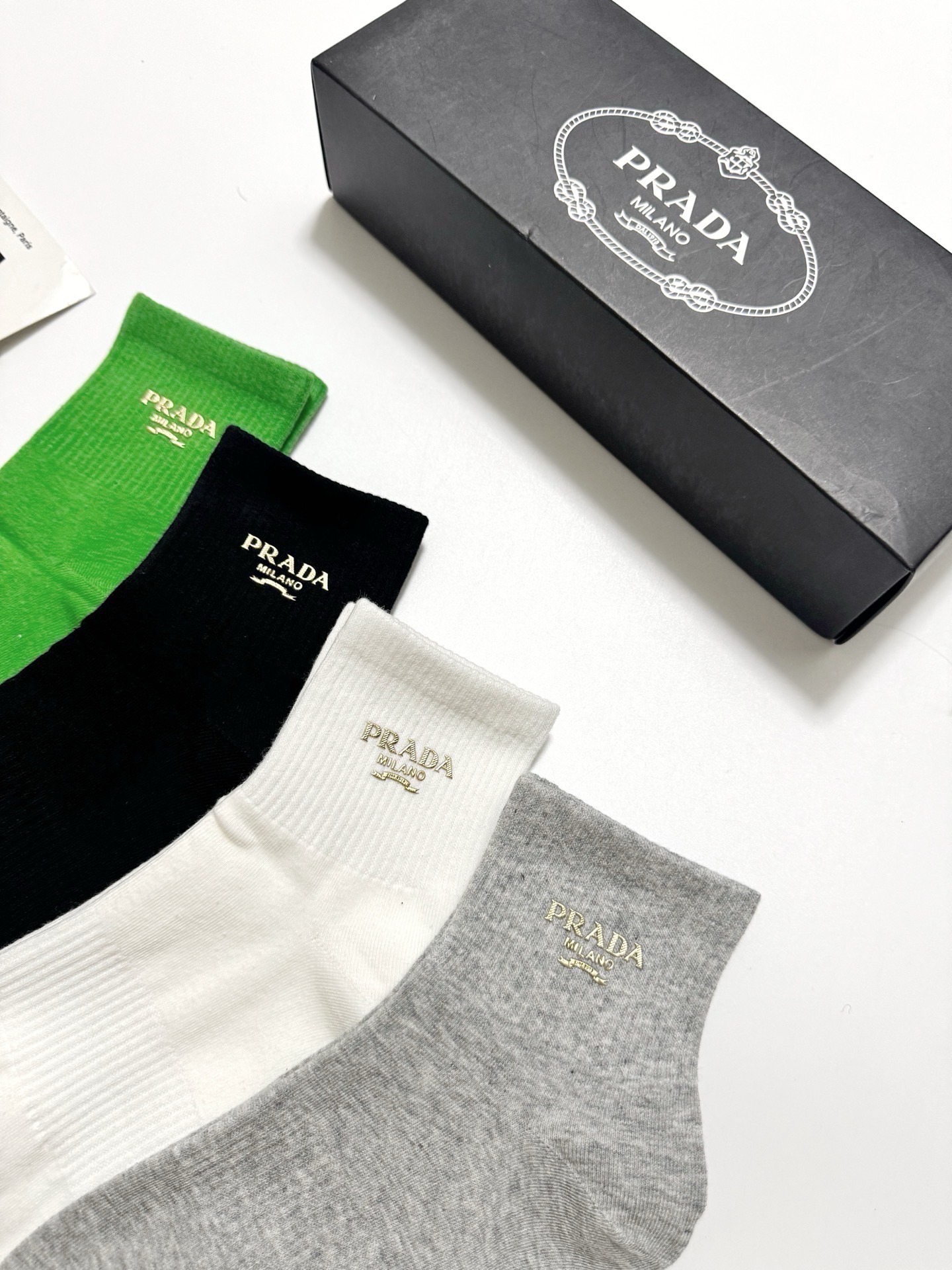 配包装 🌟【一盒4 双】 🌟Prada 普拉达 经典字母logo 透气纯棉中筒袜  ，重工配饰，ins超火爆红人同款，精