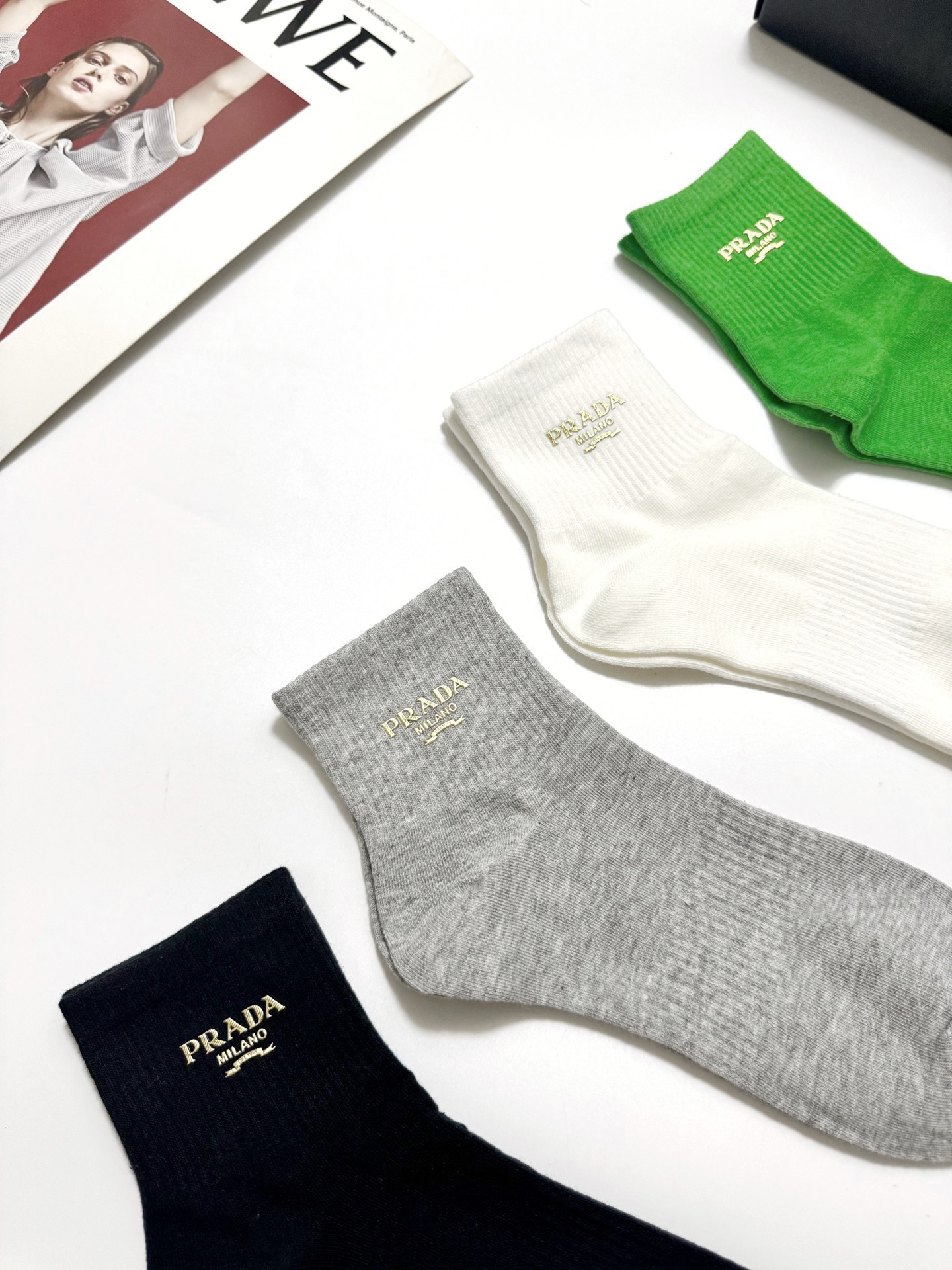 配包装 🌟【一盒4 双】 🌟Prada 普拉达 经典字母logo 透气纯棉中筒袜  ，重工配饰，ins超火爆红人同款，精