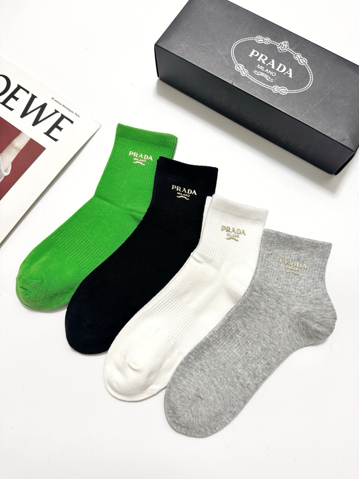 配包装 🌟【一盒4 双】 🌟Prada 普拉达 经典字母logo 透气纯棉中筒袜  ，重工配饰，ins超火爆红人同款，精