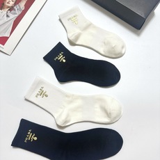 配包装 🌟【一盒4 双】 🌟Prada 普拉达 经典字母logo 透气纯棉中筒袜 ,重工配饰,ins超火爆红人同款,精 配包装 🌟【一盒4 双】 🌟Prada 普拉达 经典字母logo 透气纯棉中筒袜 ,重工配饰,ins超火爆红人同款,精