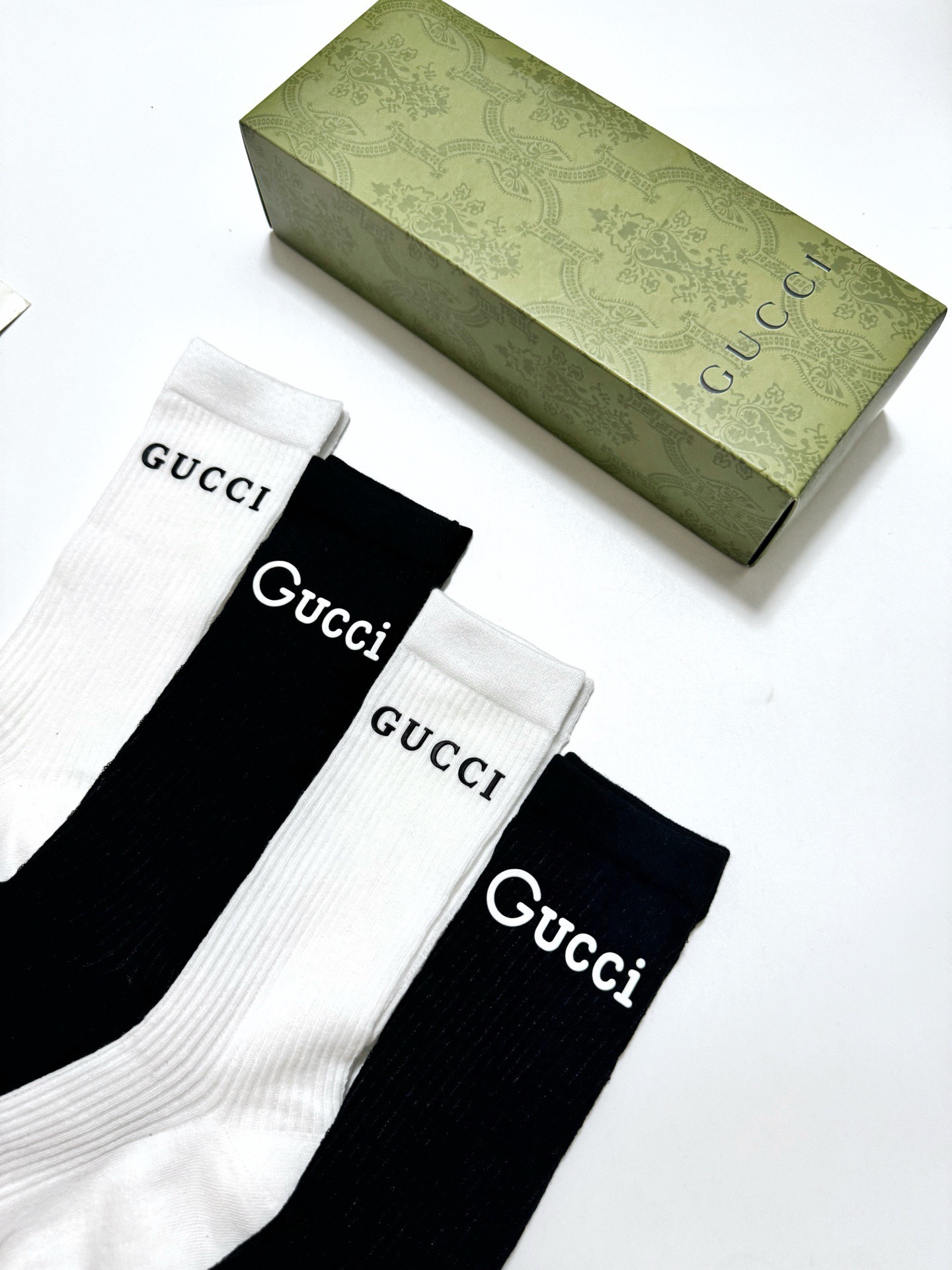 配包装 🌟【一盒4 双】 🌟Gucci 古奇 爆款双G字母 长筒袜 小腿袜,短腿袜 🔥专柜同步发售ing ,巨多明星红 配包装 🌟【一盒4 双】 🌟Gucci 古奇 爆款双G字母 长筒袜 小腿袜,短腿袜 🔥专柜同步发售ing ,巨多明星红