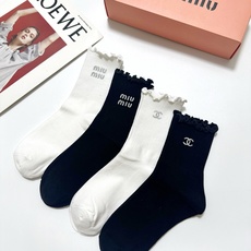 配包装 🌟【一盒4双】 🌟Chanel 香奈儿 /miumiu 缪缪 经典字母logo 木耳边纯棉中筒袜 经典纯色 🌟i 配包装 🌟【一盒4双】 🌟Chanel 香奈儿 /miumiu 缪缪 经典字母logo 木耳边纯棉中筒袜 经典纯色 🌟i