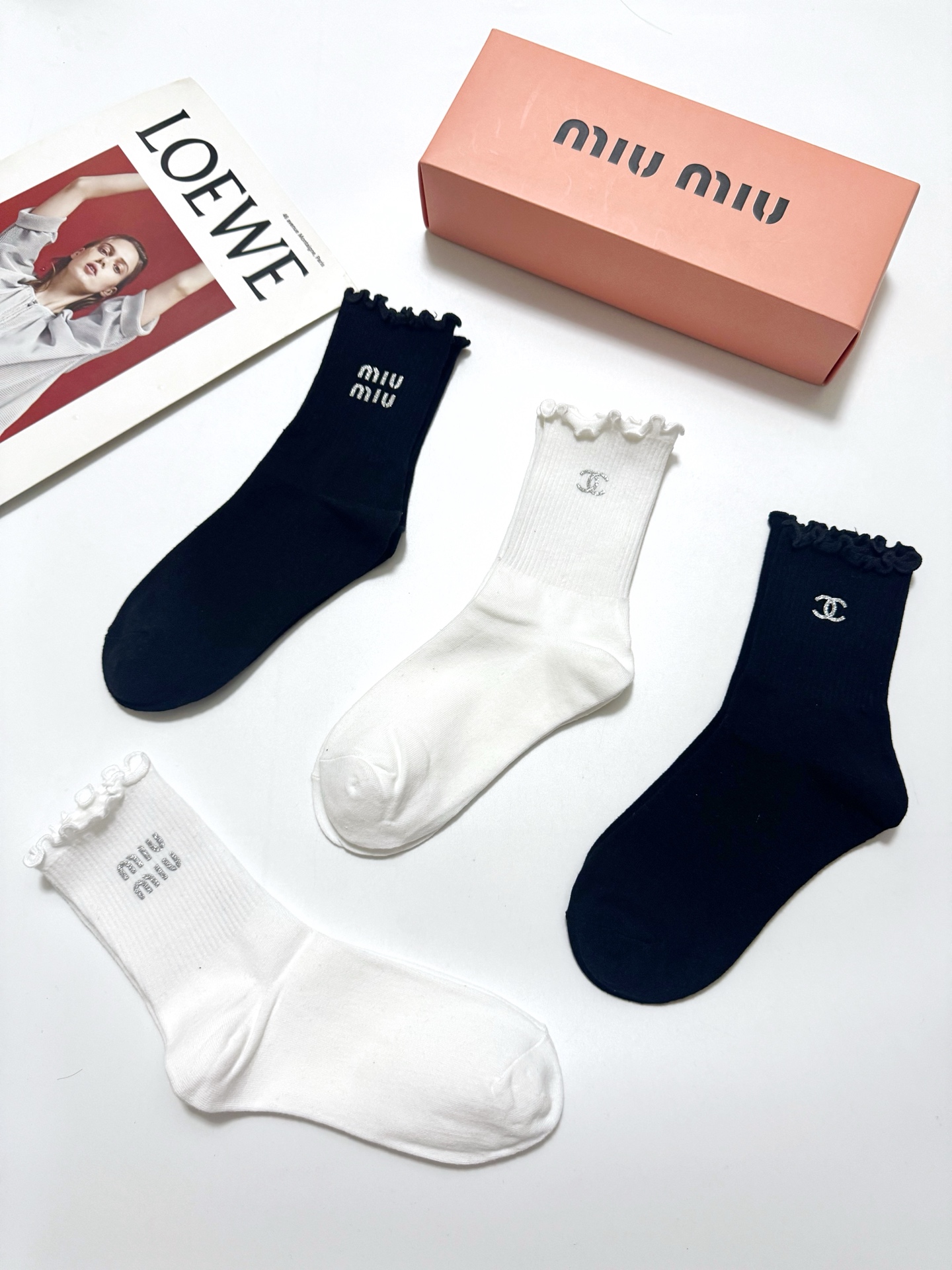 配包装 🌟【一盒4双】 🌟Chanel 香奈儿 /miumiu 缪缪 经典字母logo 木耳边纯棉中筒袜 经典纯色 🌟i 配包装 🌟【一盒4双】 🌟Chanel 香奈儿 /miumiu 缪缪 经典字母logo 木耳边纯棉中筒袜 经典纯色 🌟i