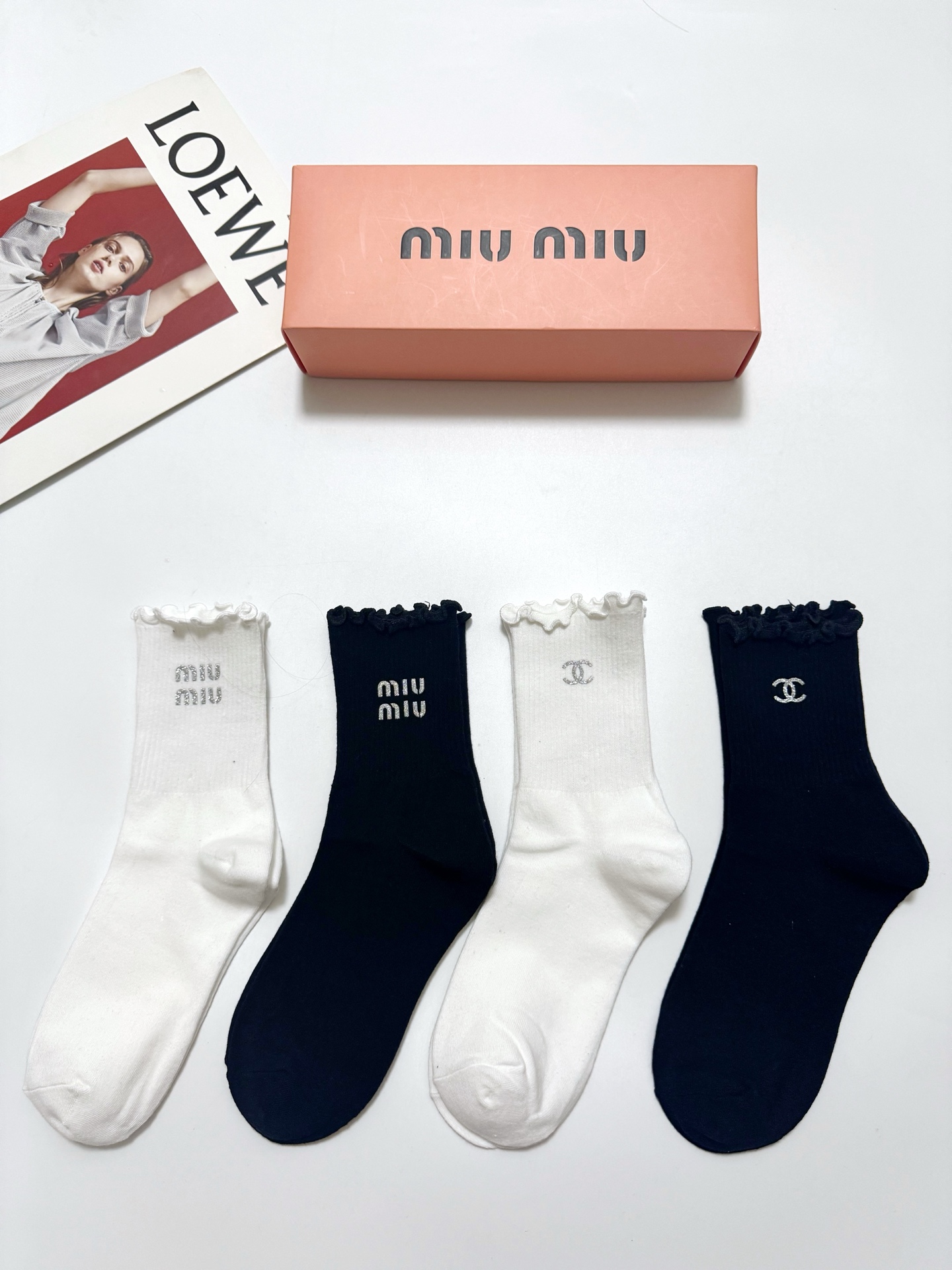 配包装 🌟【一盒4双】 🌟Chanel 香奈儿 /miumiu 缪缪 经典字母logo 木耳边纯棉中筒袜 经典纯色 🌟i 配包装 🌟【一盒4双】 🌟Chanel 香奈儿 /miumiu 缪缪 经典字母logo 木耳边纯棉中筒袜 经典纯色 🌟i