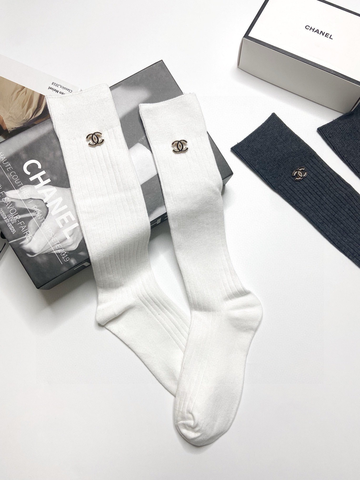 配包装 🌟【一盒一双】 🌟 Chanel 香奈儿 爆款经典字母 logo 长筒袜 小腿袜🔥双针针织材质，超完美结合，款式
