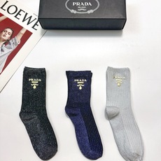 配包装 🌟【一盒3双】 🌟Prada 普拉达 金银丝中筒袜 🔥混纺金银丝材质,超完美结合,款式经典,专柜同步发售,潮人必 配包装 🌟【一盒3双】 🌟Prada 普拉达 金银丝中筒袜 🔥混纺金银丝材质,超完美结合,款式经典,专柜同步发售,潮人必