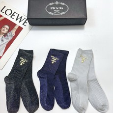配包装 🌟【一盒3双】 🌟Prada 普拉达 金银丝中筒袜 🔥混纺金银丝材质,超完美结合,款式经典,专柜同步发售,潮人必 配包装 🌟【一盒3双】 🌟Prada 普拉达 金银丝中筒袜 🔥混纺金银丝材质,超完美结合,款式经典,专柜同步发售,潮人必
