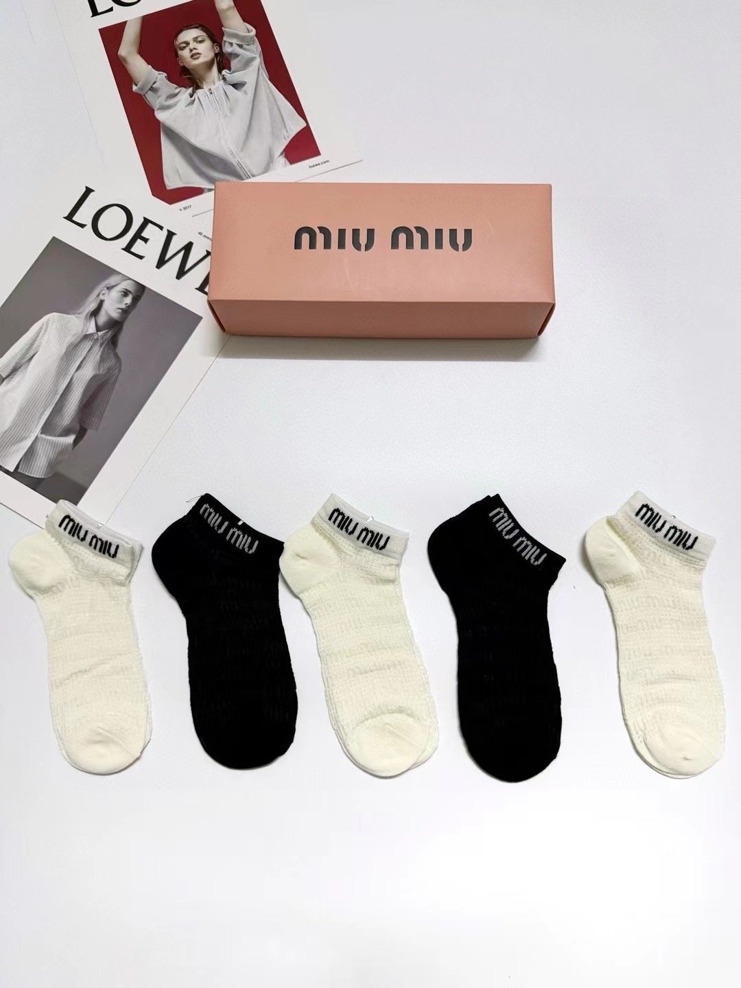 配包装 🌟【一盒5 双】 🌟miumiu 缪缪 经典字母 logo 夏季薄款 空调袜 短袜 🌟ins爆款!专柜在售in 配包装 🌟【一盒5 双】 🌟miumiu 缪缪 经典字母 logo 夏季薄款 空调袜 短袜 🌟ins爆款!专柜在售in