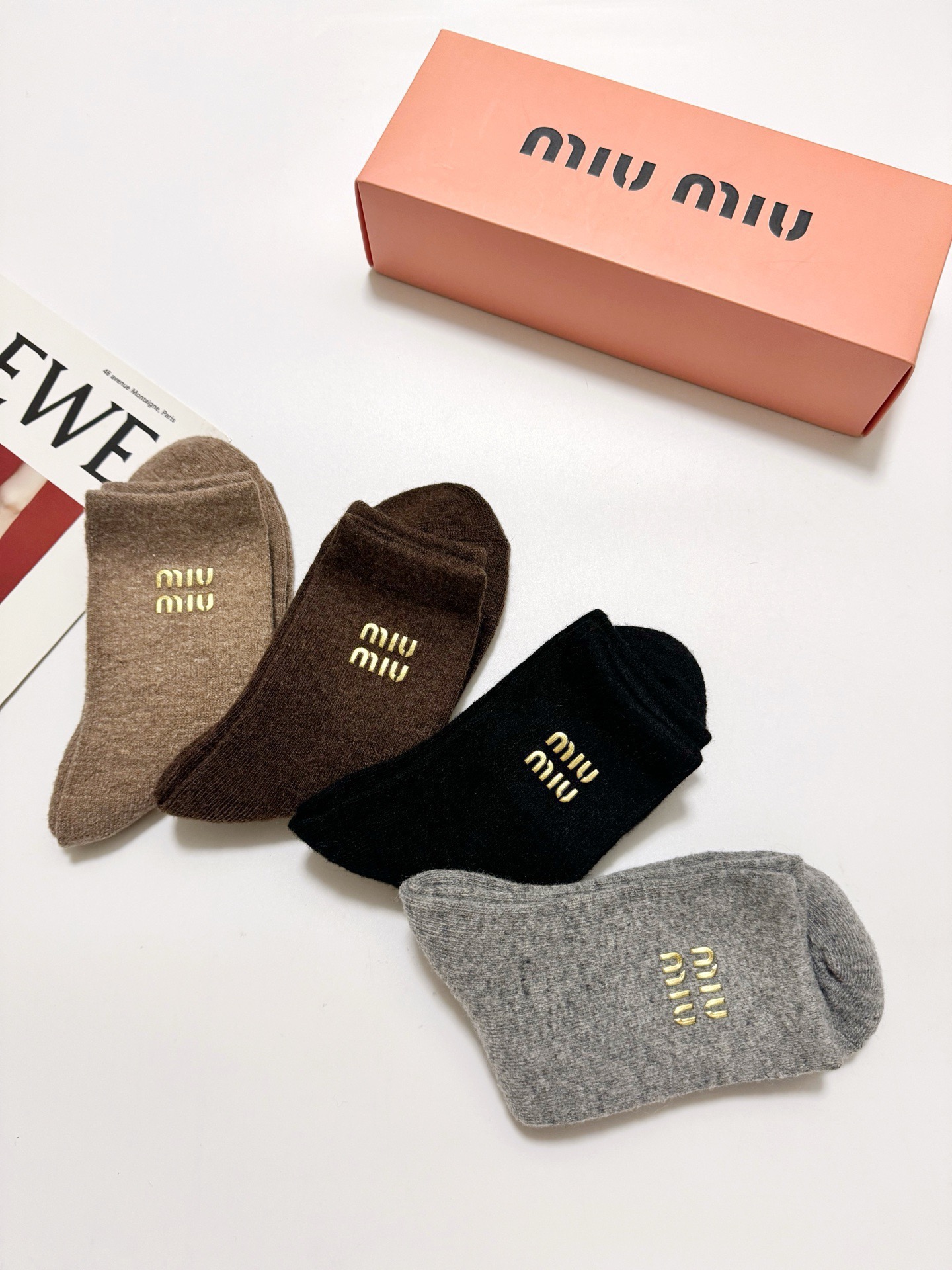 配包装 🌟【一盒4 双】 🌟缪缪 miumiu 经典字母 logo羊毛 中筒袜  ！超级软糯亲肤！ 🌟ins爆款！专柜在