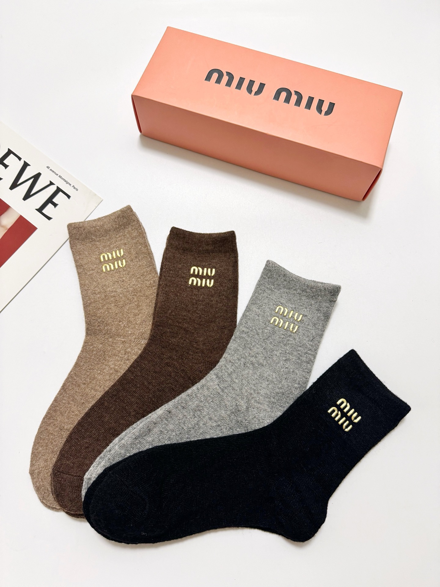 配包装 🌟【一盒4 双】 🌟缪缪 miumiu 经典字母 logo羊毛 中筒袜  ！超级软糯亲肤！ 🌟ins爆款！专柜在