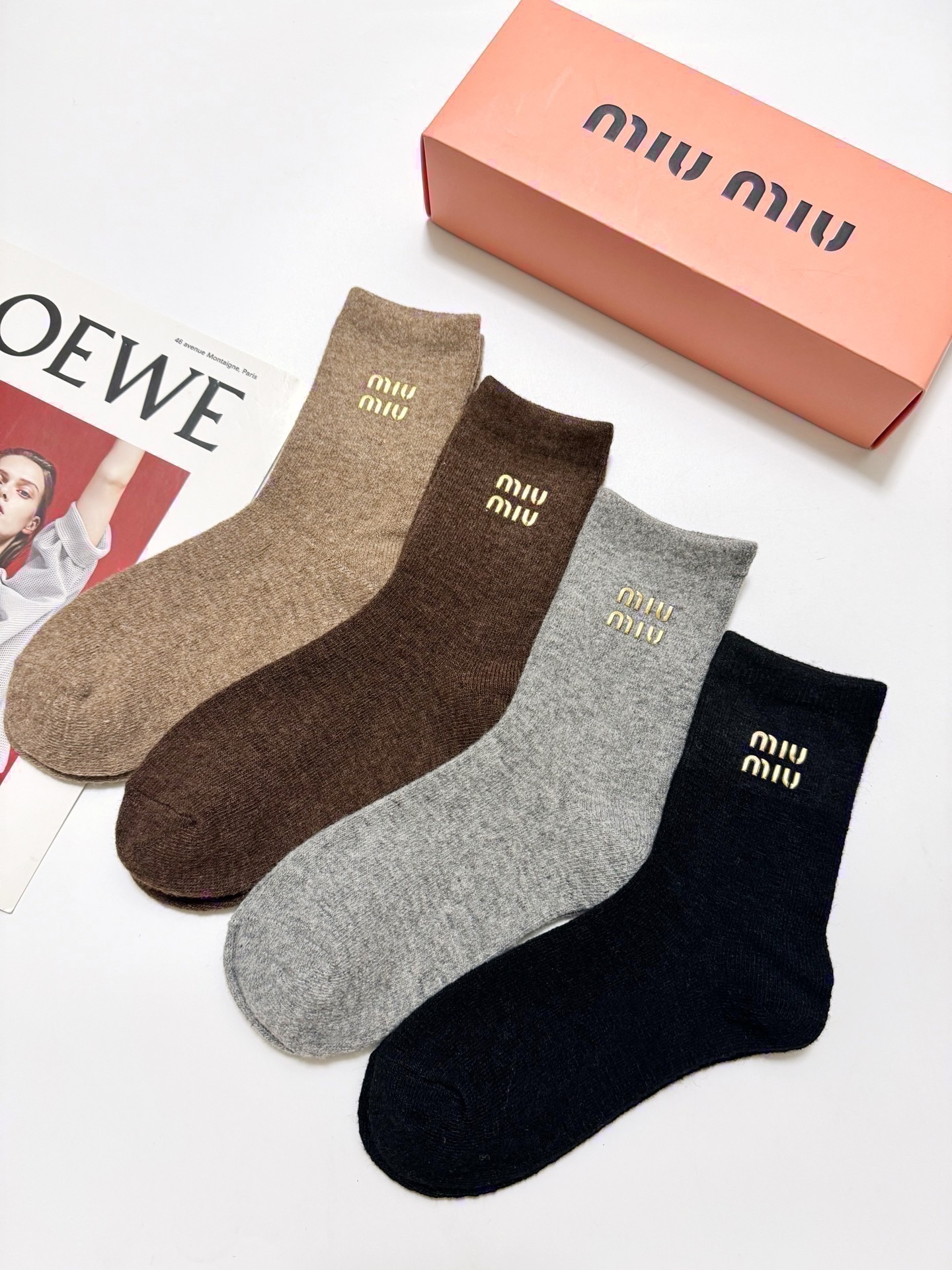 配包装 🌟【一盒4 双】 🌟缪缪 miumiu 经典字母 logo羊毛 中筒袜  ！超级软糯亲肤！ 🌟ins爆款！专柜在