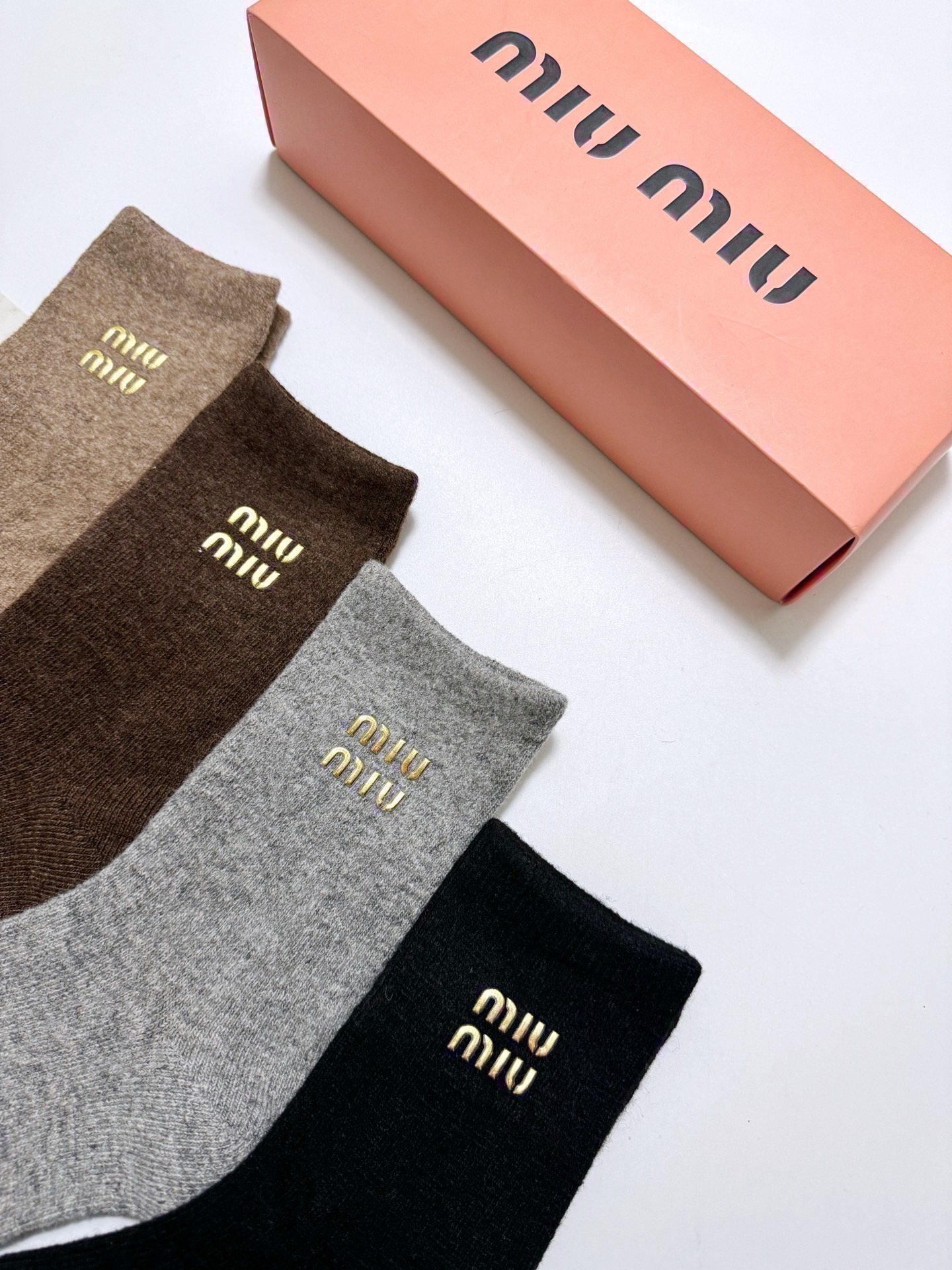 配包装 🌟【一盒4 双】 🌟缪缪 miumiu 经典字母 logo羊毛 中筒袜  ！超级软糯亲肤！ 🌟ins爆款！专柜在