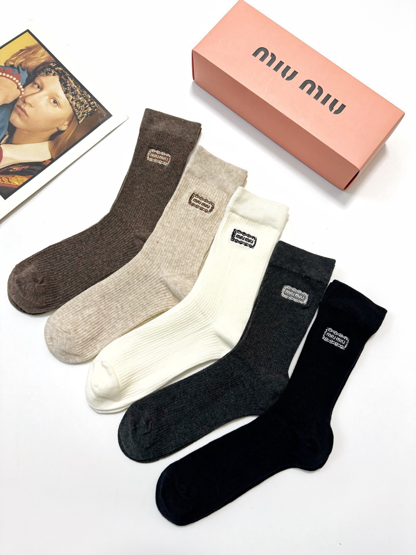配包装 🌟【一盒5 双】 🌟缪缪 miumiu 经典刺绣字母logo 混纺中筒袜 ,软糯亲肤,ins超火爆配色 , 配包装 🌟【一盒5 双】 🌟缪缪 miumiu 经典刺绣字母logo 混纺中筒袜 ,软糯亲肤,ins超火爆配色 ,