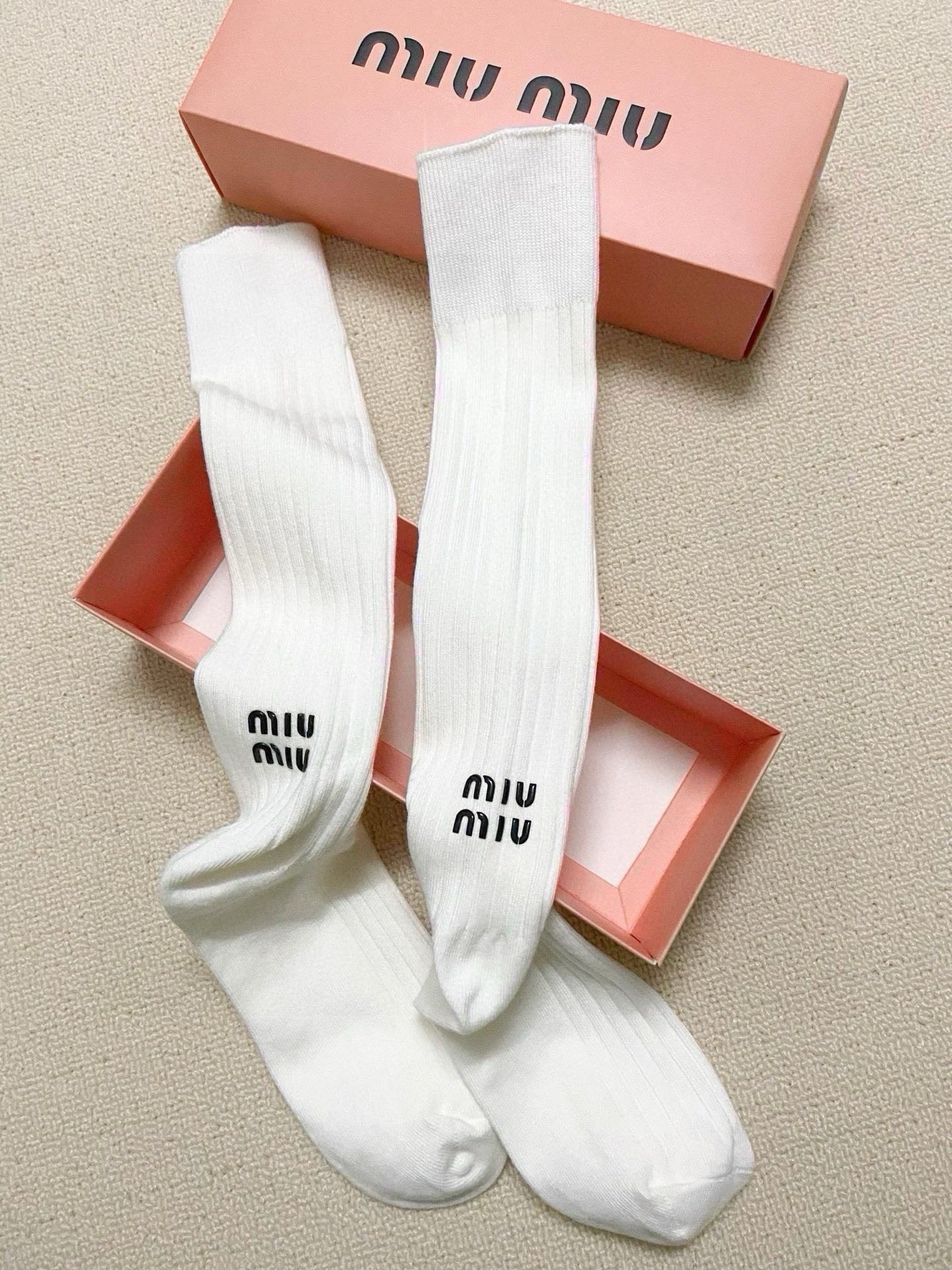 配包装 🌟【一盒一 双】 🌟缪缪 miumiu 经典字母logo纯棉袜 小腿堆堆袜,ins超火爆红人同款,精美 面料, 配包装 🌟【一盒一 双】 🌟缪缪 miumiu 经典字母logo纯棉袜 小腿堆堆袜,ins超火爆红人同款,精美 面料,