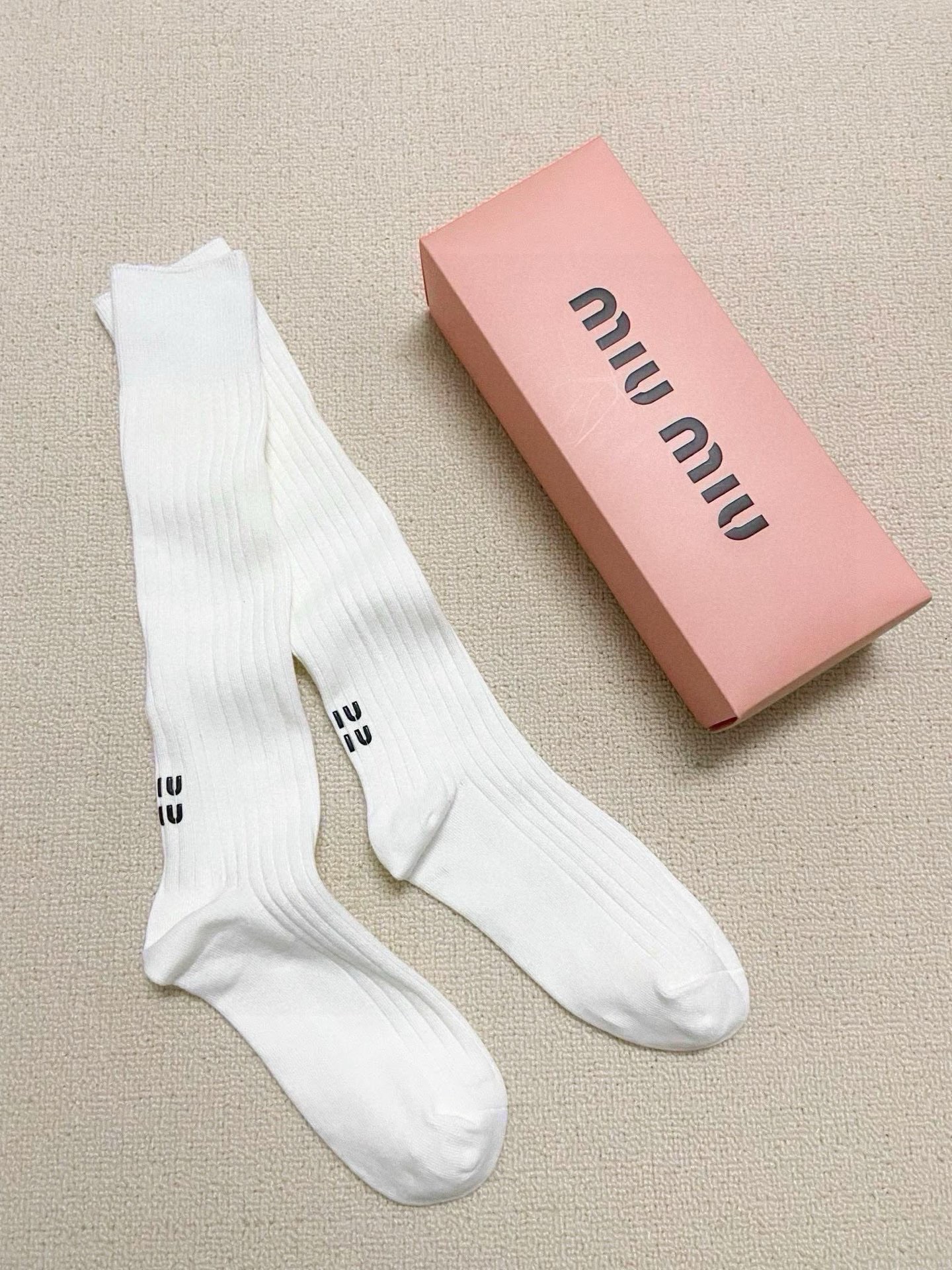 配包装 🌟【一盒一 双】 🌟缪缪 miumiu 经典字母logo纯棉袜 小腿堆堆袜,ins超火爆红人同款,精美 面料, 配包装 🌟【一盒一 双】 🌟缪缪 miumiu 经典字母logo纯棉袜 小腿堆堆袜,ins超火爆红人同款,精美 面料,