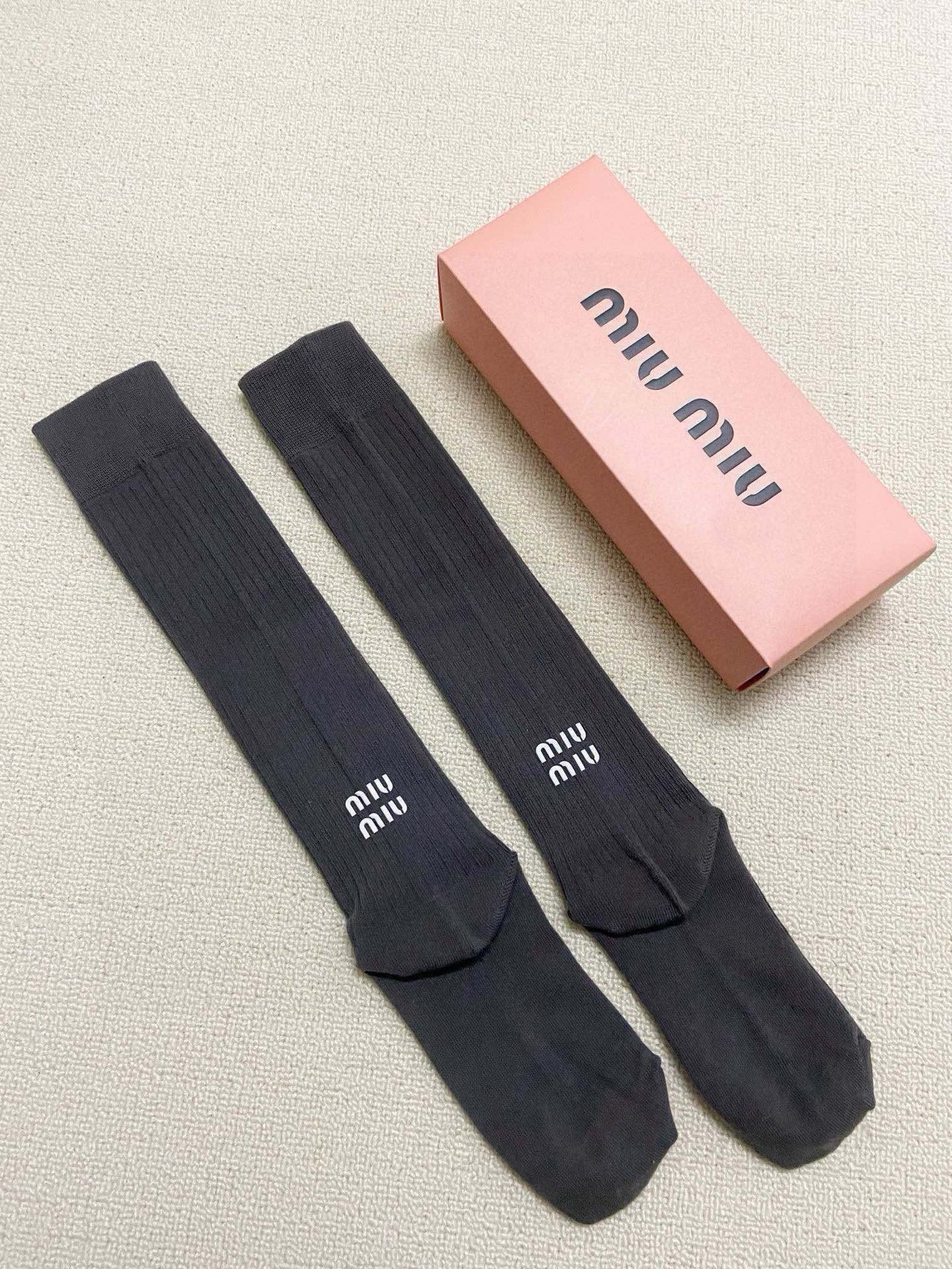 配包装 🌟【一盒一 双】  🌟缪缪 miumiu 经典字母logo纯棉袜 小腿堆堆袜，ins超火爆红人同款，精美 面料，