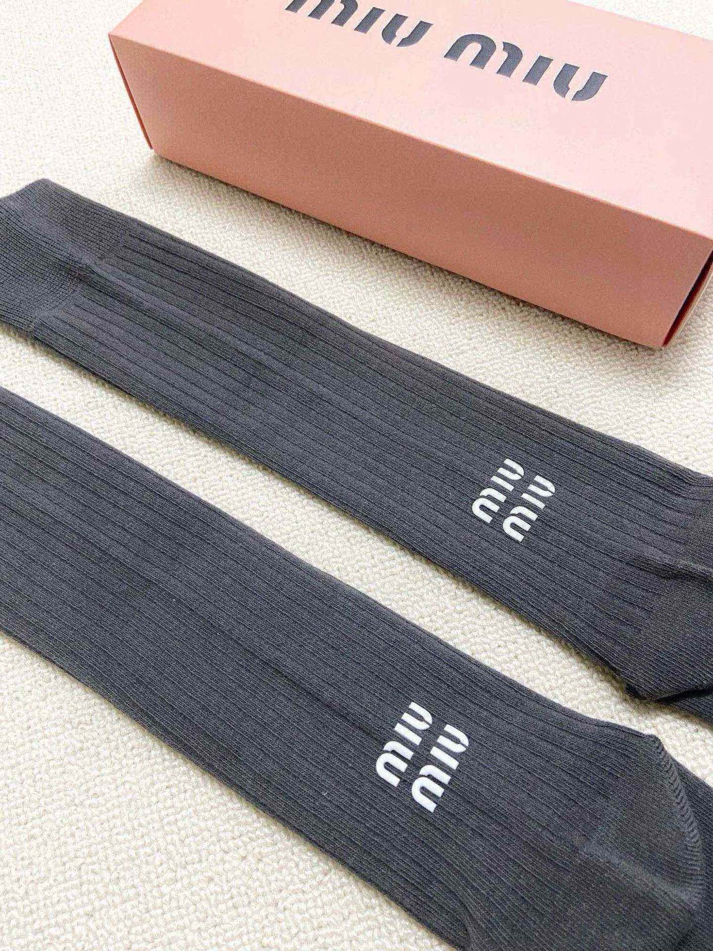 配包装 🌟【一盒一 双】  🌟缪缪 miumiu 经典字母logo纯棉袜 小腿堆堆袜，ins超火爆红人同款，精美 面料，