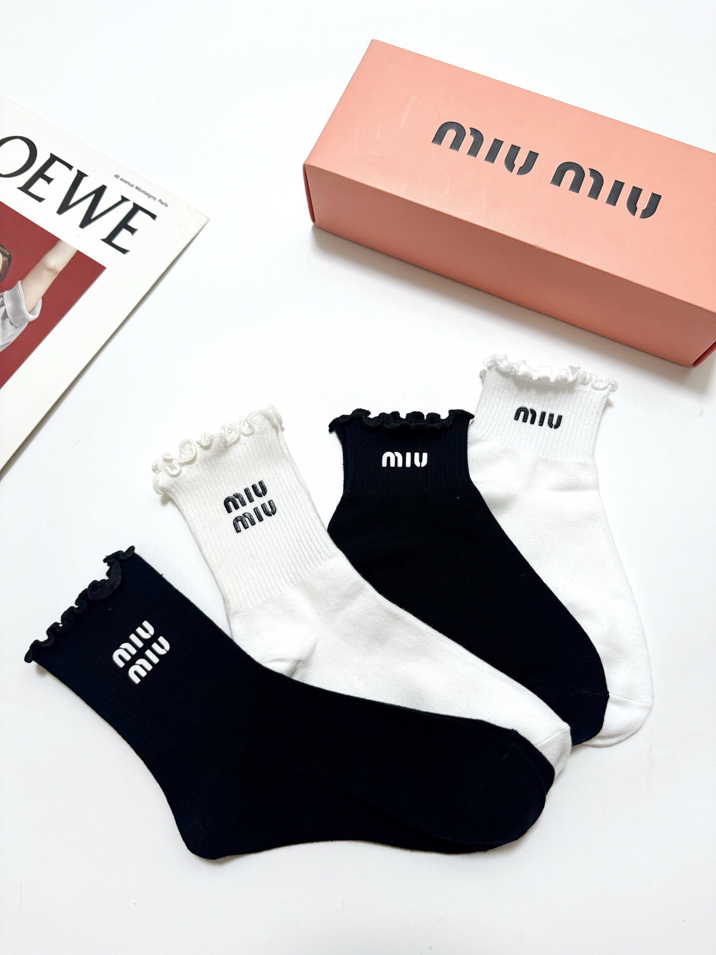 配包装 🌟【一盒4双】 🌟缪缪 miumiu 经典纯色 字母logo 纯棉中筒袜 短筒袜  🌟ins爆款！专柜在售ing
