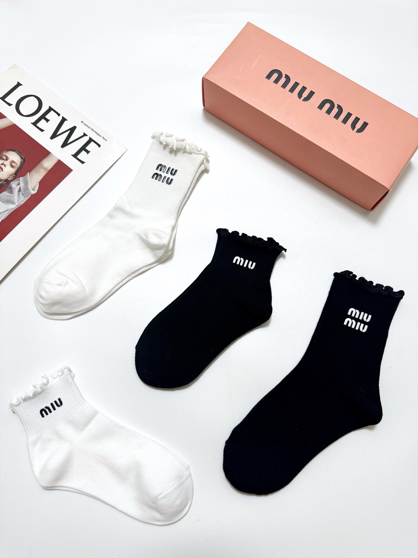 配包装 🌟【一盒4双】 🌟缪缪 miumiu 经典纯色 字母logo 纯棉中筒袜 短筒袜  🌟ins爆款！专柜在售ing