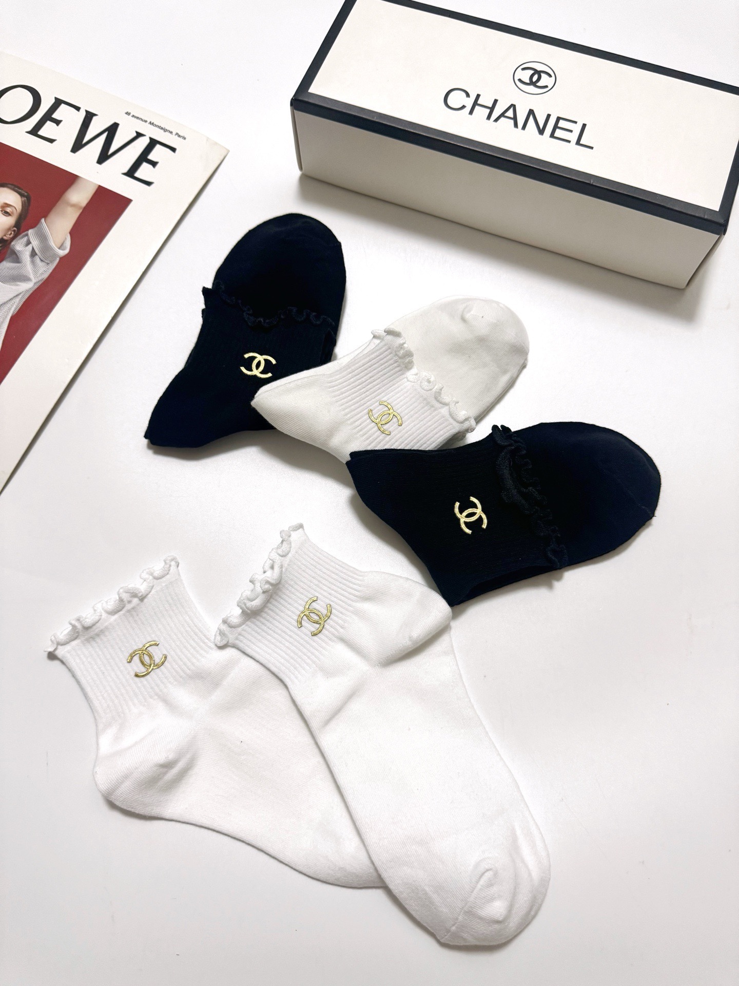 配包装 🌟【一盒4 双】 🌟Chanel 香奈儿 经典字母logo 透气纯棉花边短筒袜  ，ins超火爆红人同款，精美 