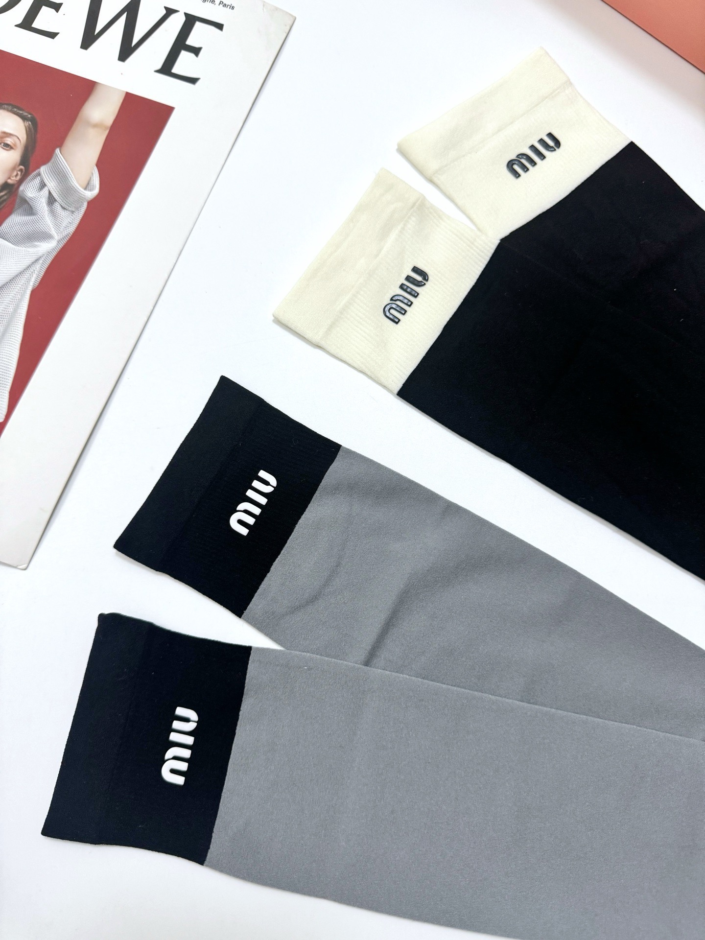配包装 🌟【一盒2双】 🌟miumiu 缪缪 经典字母logo中筒袜 🌟好看到爆炸 欧美大牌天鹅绒小腿袜 🔥🌟潮人必不能