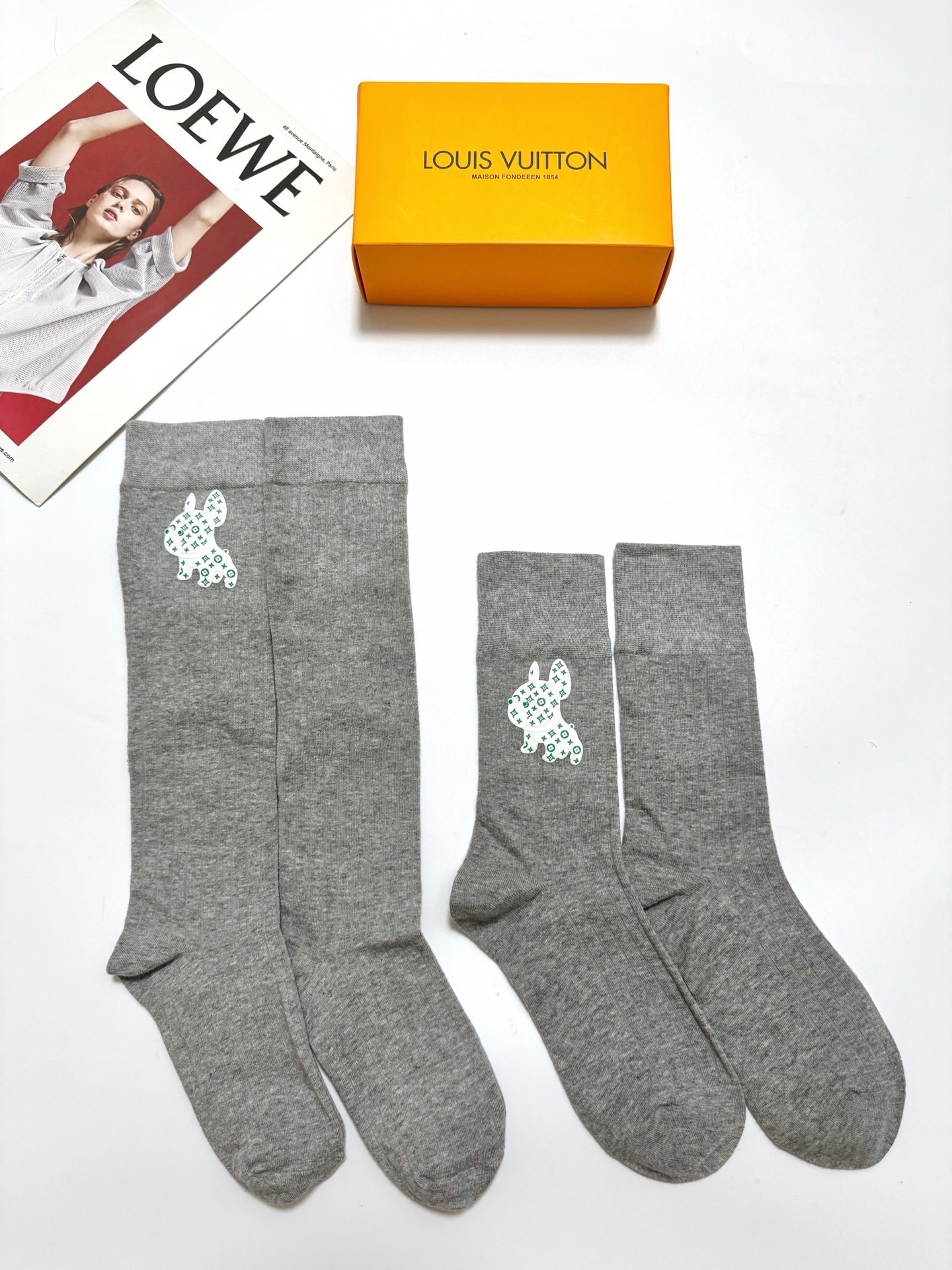 配包装 🌟【一盒2双】 🌟LV 路易威登 经典竖纹字母logo 纯棉中筒袜 经典纯色 🌟ins爆款！专柜在售ing 🌟原