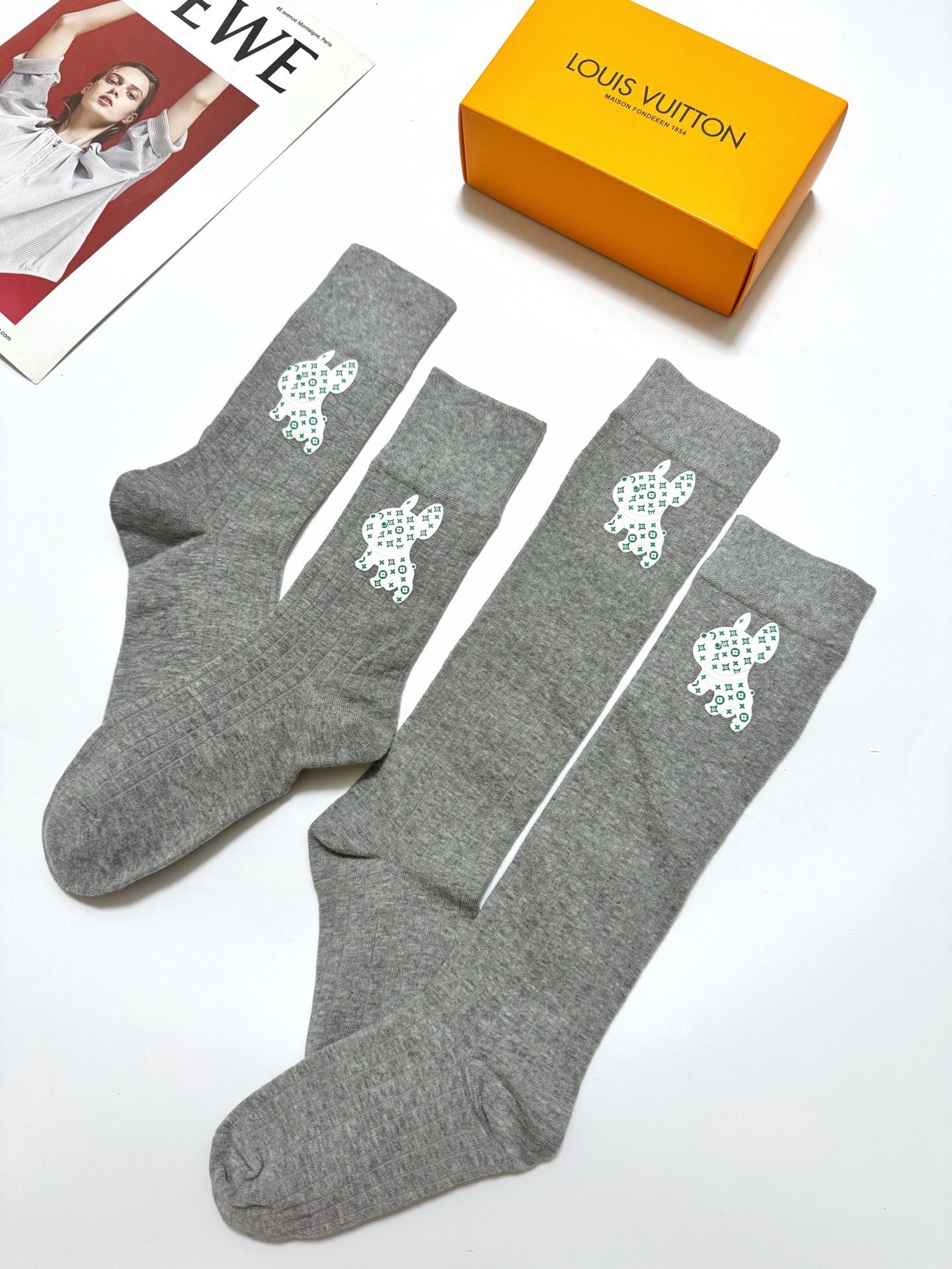 配包装 🌟【一盒2双】 🌟LV 路易威登 经典竖纹字母logo 纯棉中筒袜 经典纯色 🌟ins爆款！专柜在售ing 🌟原
