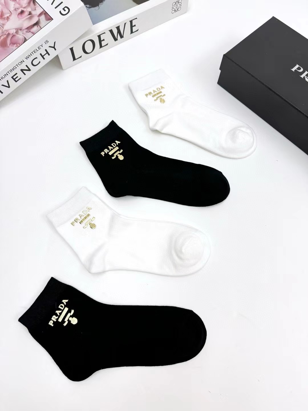 配包装 🌟【一盒4 双】  🌟Prada 普拉达 欧美大牌 经典字母logo 纯棉中筒袜   ，ins超火爆款式  ，超