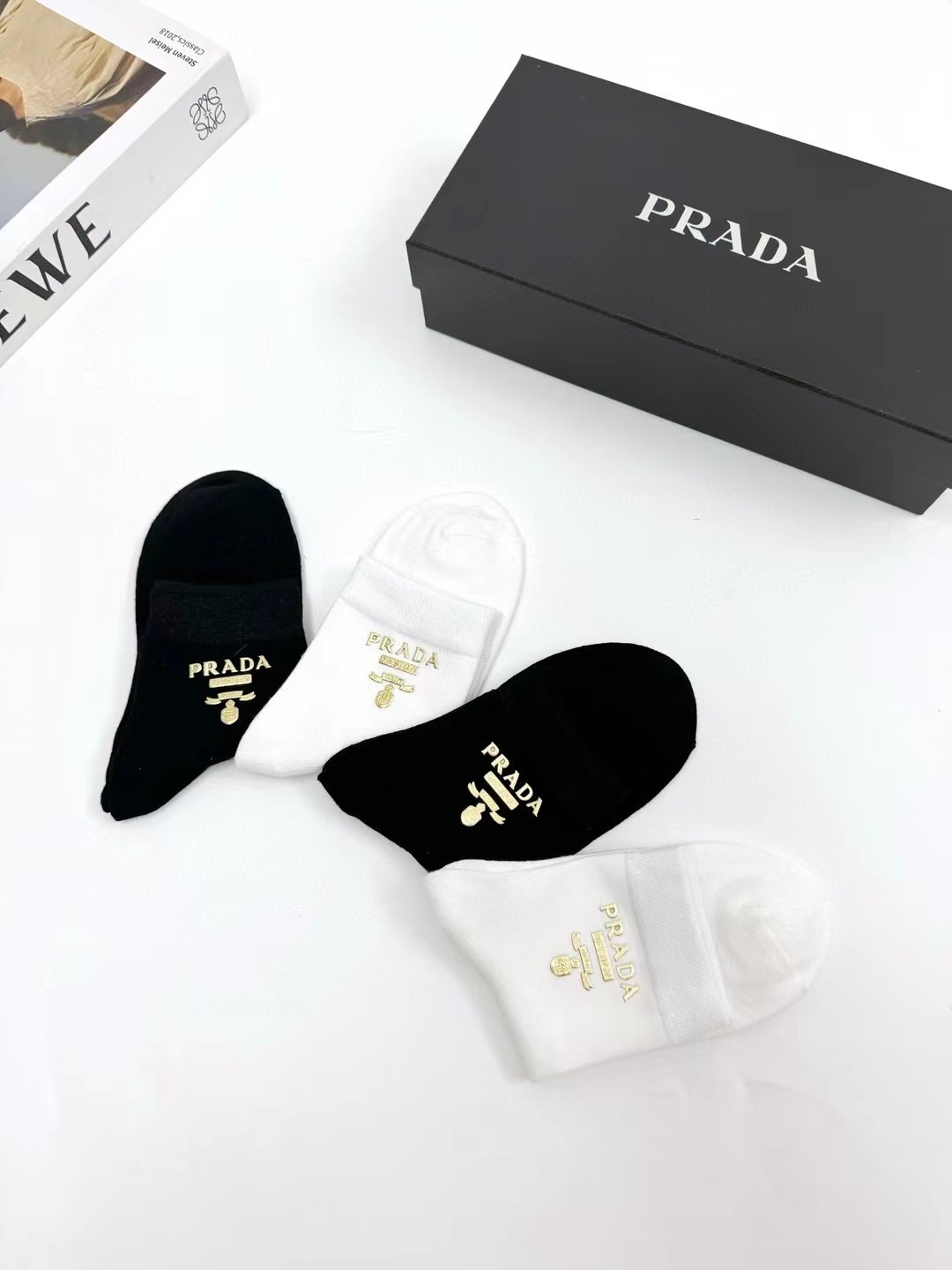 配包装 🌟【一盒4 双】  🌟Prada 普拉达 欧美大牌 经典字母logo 纯棉中筒袜   ，ins超火爆款式  ，超