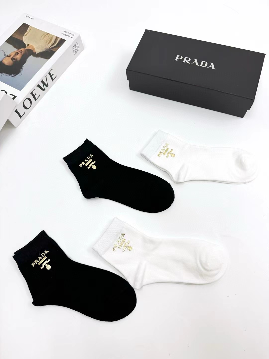 配包装 🌟【一盒4 双】  🌟Prada 普拉达 欧美大牌 经典字母logo 纯棉中筒袜   ，ins超火爆款式  ，超