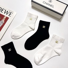 配包装 🌟【一盒4双】 🌟Chanel 香奈儿 经典字母logo ins超火爆短筒袜,纯棉面料,潮人必备 ,经典配色 配包装 🌟【一盒4双】 🌟Chanel 香奈儿 经典字母logo ins超火爆短筒袜,纯棉面料,潮人必备 ,经典配色