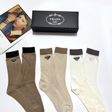 配包装 🌟【一盒3 双】 🌟Prada 普拉达经典字母logo 纯棉中筒空调袜 小腿袜 🌟ins爆款!专柜在售ing 配包装 🌟【一盒3 双】 🌟Prada 普拉达经典字母logo 纯棉中筒空调袜 小腿袜 🌟ins爆款!专柜在售ing