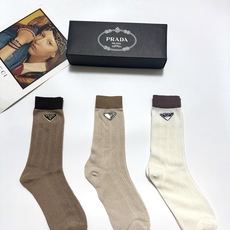 配包装 🌟【一盒3 双】 🌟Prada 普拉达经典字母logo 纯棉中筒空调袜 小腿袜 🌟ins爆款!专柜在售ing 配包装 🌟【一盒3 双】 🌟Prada 普拉达经典字母logo 纯棉中筒空调袜 小腿袜 🌟ins爆款!专柜在售ing