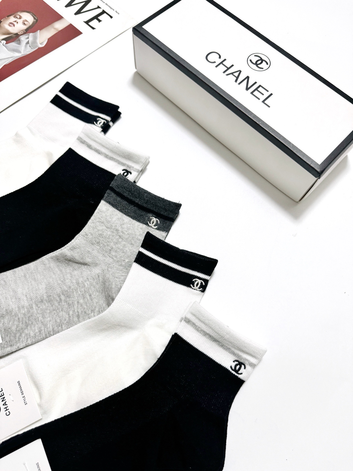 配包装 🌟【一盒5 双】  🌟Chanel 香奈儿 经典刺绣字母logo 纯棉 中筒袜   ，软糯亲肤，ins超火爆配色