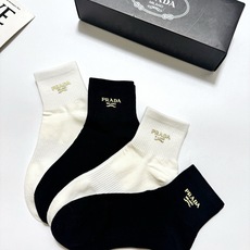 配包装 🌟【一盒4 双】 🌟Prada 普拉达 经典字母logo 透气纯棉中筒袜 ,重工配饰,ins超火爆红人同款,精 配包装 🌟【一盒4 双】 🌟Prada 普拉达 经典字母logo 透气纯棉中筒袜 ,重工配饰,ins超火爆红人同款,精