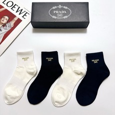 配包装 🌟【一盒4 双】 🌟Prada 普拉达 经典字母logo 透气纯棉中筒袜 ,重工配饰,ins超火爆红人同款,精 配包装 🌟【一盒4 双】 🌟Prada 普拉达 经典字母logo 透气纯棉中筒袜 ,重工配饰,ins超火爆红人同款,精