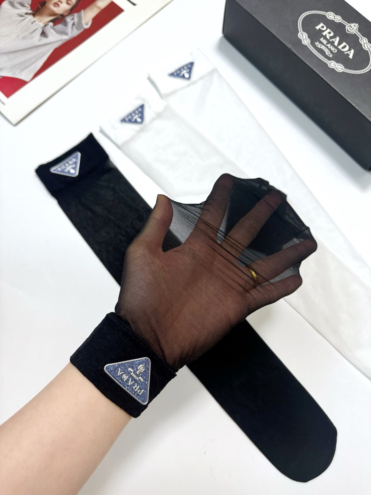 配包装 🌟【一盒2 双】 🌟Prada 普拉达 经典字母logo中筒丝袜 小腿袜  🌟ins爆款！专柜在售ing 🌟好看
